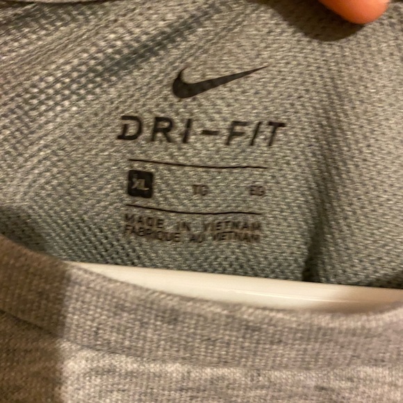 Nike oversized crew neck love how it is easily stylish no tear no stains perfect - Picture 4 of 4